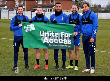 Nathan Sheron, John Rooney, Alex Reid, Liam Hogan und Josef Yarney vom Oldham Athletic Association Football Club während des Oldham Athletic Trainings in Little Wembley, Oldham am Freitag, den 3. März 2023. (Foto: Eddie Garvey | MI News) Kredit: MI News & Sport /Alamy Live News Stockfoto