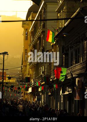 Abendliche Stimmung mit Sonnenlicht auf der Straße von La Paz, Bolivien Stockfoto