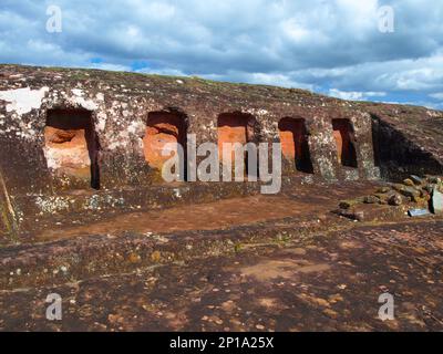 Fünf Nischen im Felsen in der archäologischen Stätte El fuerte von Samaipata (Bolivien) Stockfoto