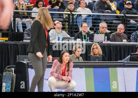 Minneapolis, Minnesota, USA. 2. März 2023. Nebraska Cornhuskers Cheftrainer AMY WILLIAMS während der ersten Hälfte des Michigan State gegen Nebraska am Donnerstag, den 2. März beim Big Ten Women's Basketball Tournament 2023 in Minneapolis, Minnesota. Michigan State gewann 67:64. (Kreditbild: © Steven Garcia/ZUMA Press Wire) NUR REDAKTIONELLE VERWENDUNG! Nicht für den kommerziellen GEBRAUCH! Stockfoto