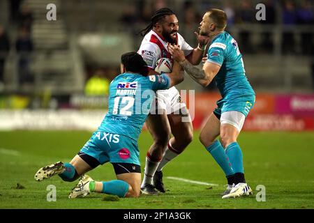 St. Helens' Konrad Hurrell (Zentrum) wird während des Spiels der Betfred Super League im Totally Wicked Stadium, St. Helens, von Leeds Rhinos' Rhyse Martin (links) und Blake Austin angegriffen. Foto: Freitag, 3. März 2023. Stockfoto