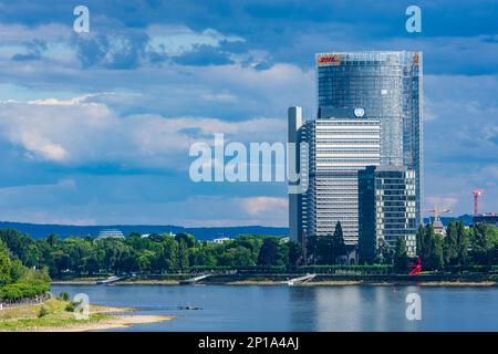 Bonn: Rhein (Rhein), Postturm, Hauptsitz der Deutschen Post AG (Back), langer Eugen auf dem UN-Campus ist Sitz der meisten UN-Organisationen (fr Stockfoto