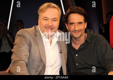 Stephan Grossmann und Oliver Mommsen nehmen am 3. März 2023 an der NDR Talk Show im NDR Studio in Hamburg Teil Stockfoto