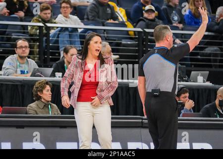 Minneapolis, Minnesota, USA. 2. März 2023. Nebraska Cornhuskers Cheftrainer AMY WILLIAMS reagiert auf ein Spiel in der ersten Hälfte des Michigan State gegen Nebraska am Donnerstag, den 2. März, beim Big Ten Women's Basketball Tournament 2023 in Minneapolis, Minnesota. Michigan State gewann 67:64. (Kreditbild: © Steven Garcia/ZUMA Press Wire) NUR REDAKTIONELLE VERWENDUNG! Nicht für den kommerziellen GEBRAUCH! Stockfoto