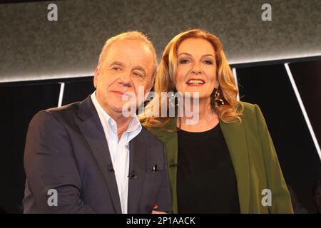 Hubertus Meyer-Burckhardt und Bettina Tietjen nehmen am 3. März 2023 an der NDR Talk Show im NDR Studio in Hamburg Teil Stockfoto