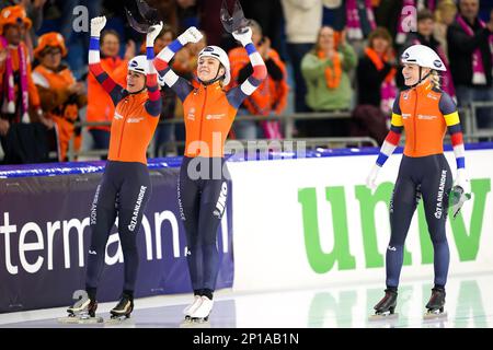 HEERENVEEN, NIEDERLANDE - MÄRZ 3: Joy Beune aus den Niederlanden, Irene Schouten aus den Niederlanden und Marijke Groenewoud aus den Niederlanden reagieren auf die Teilnahme an der Team Pursuit Women während der ISU World Speed Skating Championships 2023 am 3. März 2023 in Heerenveen, Niederlande (Foto von Douwe Bijlsma/Orange Pictures) Stockfoto