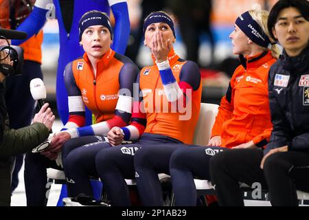 HEERENVEEN, NIEDERLANDE - MÄRZ 3: Joy Beune aus den Niederlanden, Irene Schouten aus den Niederlanden und Marijke Groenewoud aus den Niederlanden reagieren auf die Teilnahme an der Team Pursuit Women während der ISU World Speed Skating Championships 2023 am 3. März 2023 in Heerenveen, Niederlande (Foto von Douwe Bijlsma/Orange Pictures) Stockfoto