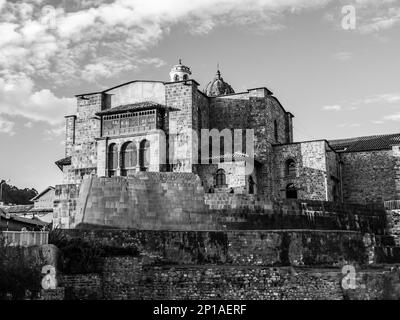 Haupttempel der Inka Qoricancha oder Coricancha in Cusco, Peru. Schwarzweißbild. Stockfoto