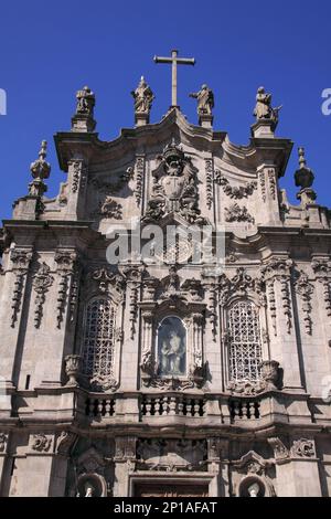 Portugal, Region Douro, Porto. Historisches Zentrum. Wunderschöne, aufwendig geformte Fassade der barocken Carmo-Kirche aus Granit. Stockfoto