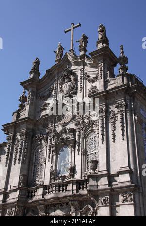 Portugal, Region Douro, Porto. Historisches Zentrum. Wunderschöne, aufwendig geformte Fassade der barocken Carmo-Kirche aus Granit. Stockfoto