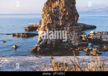 Blick aus der Vogelperspektive auf den Strand im Dorf Kassiopi an der Nordostküste der Insel Korfu, Ionische Inseln, Kerkyra, Griechenland an sonnigen Sommertagen Stockfoto