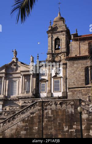 Portugal, Region Douro, Porto. Historisches Zentrum. Wunderschöne barocke Kirche aus Granit. Südfassade und Glockenturm. Stockfoto