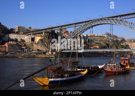 Portugal, Region Douro, Blick auf Porto und die berühmte D.Luis-Brücke aus Stahl über den Douro River. UNESCO-Weltkulturerbe. Stockfoto