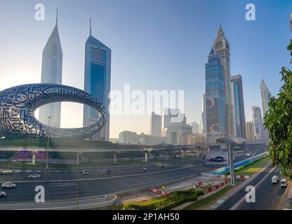 Dubai, VAE - 27. November 2021: Panoramablick auf das Museum of Future und die Emirates Towers. Modernes futuristisches Museum, erbaut nach dem Entwurf des Architekten Shaun Killa. Stockfoto