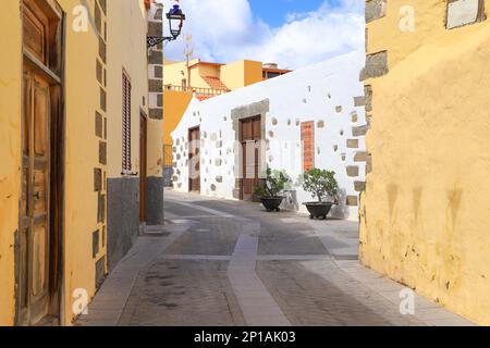 Eine enge Gasse mit traditioneller Architektur in Agüimes, Gran Canaria - Spanien Stockfoto