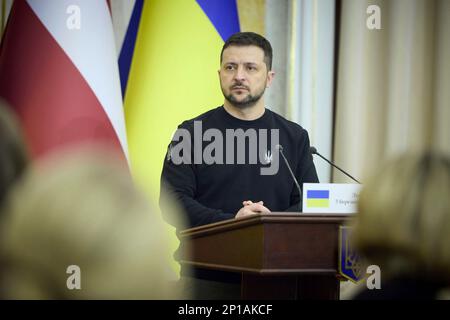 Lemberg, Ukraine. 03. März 2023. Der ukrainische Präsident Wolodymyr Zelenskyy hört auf einer gemeinsamen Pressekonferenz mit dem lettischen Präsidenten Egils Levitson, der am 3. März 2023 in Lemberg (Ukraine) zu Besuch war, eine Frage. Kredit: Pool Photo/Pressestelle Des Ukrainischen Präsidenten/Alamy Live News Stockfoto