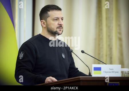 Lemberg, Ukraine. 03. März 2023. Der ukrainische Präsident Wolodymyr Zelenskyy hört auf einer gemeinsamen Pressekonferenz mit dem lettischen Präsidenten Egils Levitson, der am 3. März 2023 in Lemberg (Ukraine) zu Besuch war, eine Frage. Kredit: Pool Photo/Pressestelle Des Ukrainischen Präsidenten/Alamy Live News Stockfoto