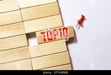 Top 10 Schild aus Holzwürfeln auf einem Tisch i helle Umgebung mit blauen Farben. Stockfoto