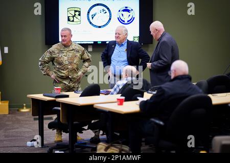 Generalmajor Bob Harter, kommandierender General der 81. Readiness Division, unterhält sich mit Aras Jim Cardo, Sam Brick und Jeff Jacobs, bevor er heute Eröffnungsrede für den Reserve Recruiting Partnership Council (R2PC) hält, der vom Columbia Recruiting Battalion am 81. RD-Hauptsitz ausgerichtet wurde. Ziel der Veranstaltung R2PC war es, einen Kommunikationsweg zwischen den Mitarbeitern des Columbia Recruiting Battalion, den Befehlshabern der Army Reserve Unit, der Army Reserve Careers Group und anderen aufzubauen. An alle Kommandanten, Kommandosergeants Major, erste Sergeants, Ausbildungsoffiziere und Verwalter Stockfoto