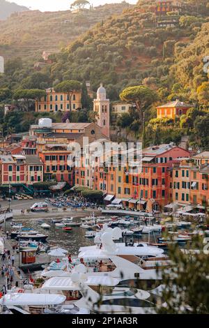 Ligurien, Italien, Europa. Blick von oben über das wunderschöne Portofino mit bunten Häusern und Villen im kleinen Hafen. Stockfoto