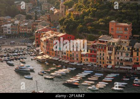 Ligurien, Italien, Europa. Blick von oben über das wunderschöne Portofino mit bunten Häusern und Villen im kleinen Hafen. Stockfoto