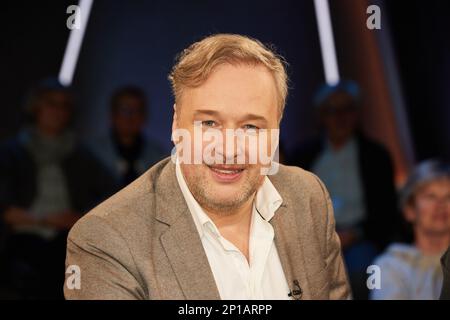 Hamburg, Deutschland. 03. März 2023. Stephan Grossmann, Schauspieler, bei einer Fotosession vor der Aufnahme der "NDR Talk Show". Kredit: Georg Wendt/dpa/Alamy Live News Stockfoto