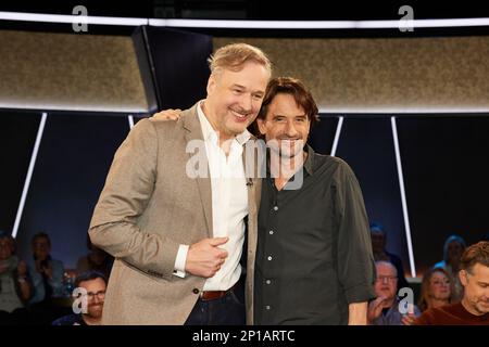 Hamburg, Deutschland. 03. März 2023. Schauspieler Stephan Grossmann (l) und Oliver Mommsen bei einer Fotosession vor der Aufnahme der „NDR Talk Show“. Kredit: Georg Wendt/dpa/Alamy Live News Stockfoto