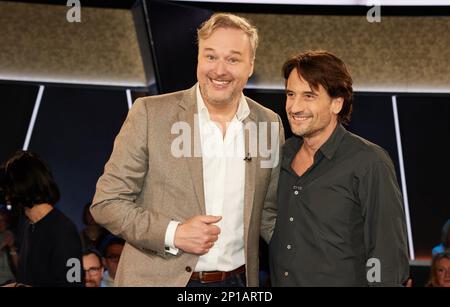 Hamburg, Deutschland. 03. März 2023. Schauspieler Stephan Grossmann (l) und Oliver Mommsen bei einer Fotosession vor der Aufnahme der „NDR Talk Show“. Kredit: Georg Wendt/dpa/Alamy Live News Stockfoto