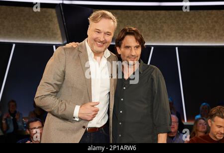 Hamburg, Deutschland. 03. März 2023. Schauspieler Stephan Grossmann (l) und Oliver Mommsen bei einer Fotosession vor der Aufnahme der „NDR Talk Show“. Kredit: Georg Wendt/dpa/Alamy Live News Stockfoto