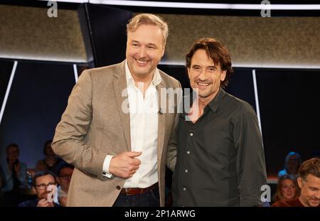 Hamburg, Deutschland. 03. März 2023. Schauspieler Stephan Grossmann (l) und Oliver Mommsen bei einer Fotosession vor der Aufnahme der „NDR Talk Show“. Kredit: Georg Wendt/dpa/Alamy Live News Stockfoto