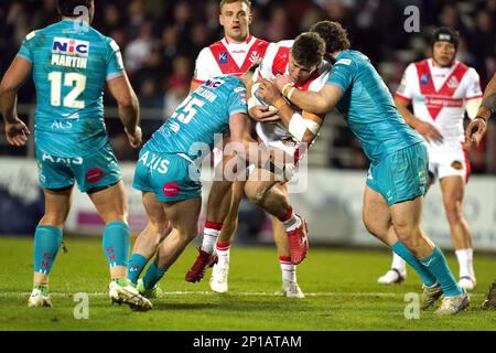 St. Helens' Louie McCarthy-Scarsbrook (Zentrum) hat es während des Spiels der Betfred Super League im Totally Wicked Stadium, St. Helens, mit James Donaldson und Cameron Smith von Leeds Rhinos zu tun. Foto: Freitag, 3. März 2023. Stockfoto