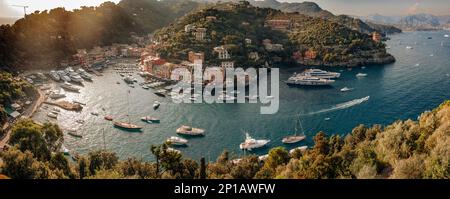 Atemberaubender Panoramablick auf Portofino, ein malerisches Fischerdorf an der italienischen Riviera. Das Foto zeigt die farbenfrohen Gebäude und Boote, die das tun Stockfoto