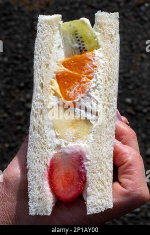 Fruit Sando, Hanoke, Kanawaga, Japan, es gibt eine Technik. Sobald die Schlagsahne und das Obst zwischen den Milchbrotscheiben liegen, ist das Sandwich Stockfoto