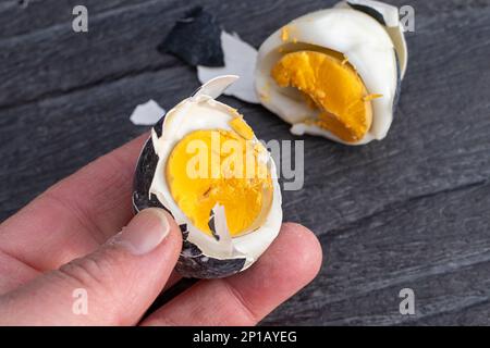 Die berühmten schwarzen Eier des Owakudani-Tals in Hakone, Japan, einer aktiven Vulkanzone. Stockfoto