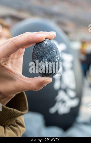 Die berühmten schwarzen Eier des Owakudani-Tals in Hakone, Japan, einer aktiven Vulkanzone. Stockfoto