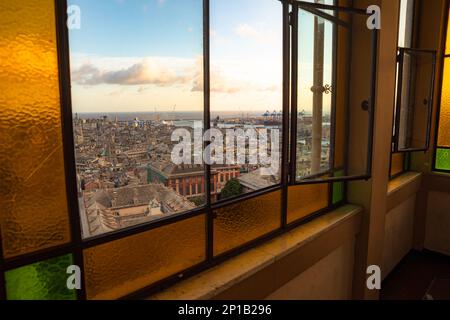 Genua, 27. Oktober 2021 atemberaubender Panoramablick aus der Vogelperspektive auf den Hafen von Genua Stockfoto