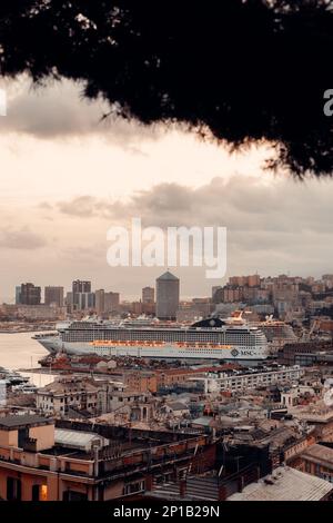 Genua, 27. Oktober 2021 atemberaubender Panoramablick aus der Vogelperspektive auf den Hafen von Genua am Abend Stockfoto