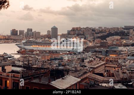 Genua, 27. Oktober 2021 atemberaubender Panoramablick aus der Vogelperspektive auf den Hafen von Genua am Abend Stockfoto
