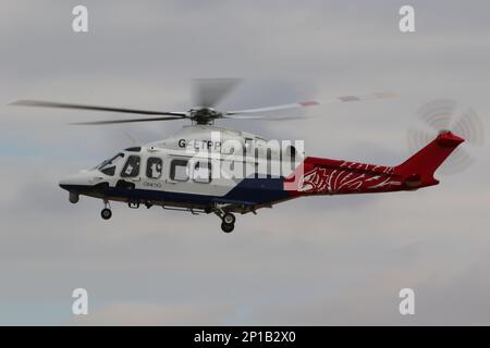 G-ETPP, ein AgustaWestland AW139-Hubschrauber, der von der QinetiQ/Empire Test Pilots School in Partnerschaft mit dem britischen Verteidigungsministerium betrieben wird, bei der Ankunft für die Royal International Air Tattoo 2022, die auf der RAF Fairford in Gloucestershire, England, stattfindet. Stockfoto