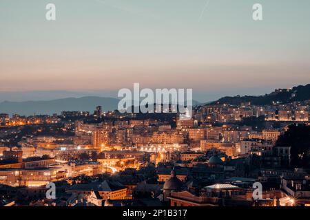 Genua, 27. September 2021, absolut spektakulärer Blick bei Nacht über die historische Stadt Genua Stockfoto