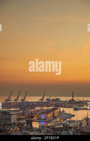Genua, 27. Oktober 2021 atemberaubender Panoramablick aus der Vogelperspektive auf den Hafen von Genua am Abend Stockfoto