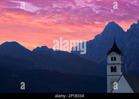 Dolomiten Kirche Colle Santa Lucia bei Sonnenaufgang, Alpen, Italien Stockfoto
