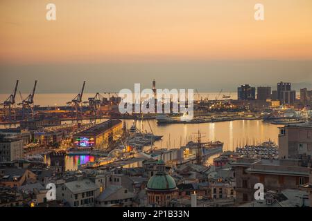 Genua, 27. Oktober 2021 atemberaubender Panoramablick aus der Vogelperspektive auf den Hafen von Genua am Abend Stockfoto