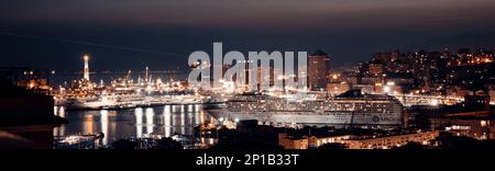 Genua, 27. Oktober 2021 atemberaubender Panoramablick aus der Vogelperspektive auf den Hafen von Genua am Abend Stockfoto