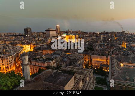 Genua, 27. Oktober 2021 atemberaubender Panoramablick aus der Vogelperspektive auf den Hafen von Genua am Abend Stockfoto