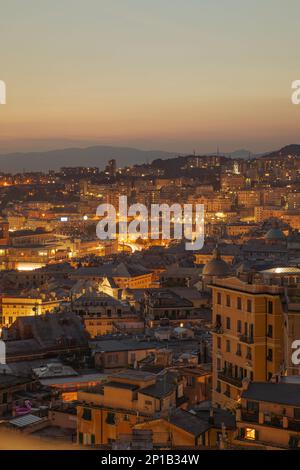 Genua, 27. September 2021, absolut spektakulärer Blick bei Nacht über die historische Stadt Genua Stockfoto