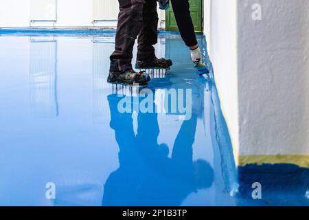 Selbstnivellierender blauer Epoxidharzboden im Fitnessstudio Stockfoto