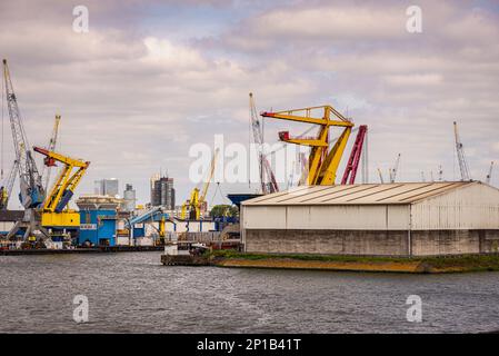 Rotterdam Niederlande – 31. Mai 2019, Blick auf den Hafen von Rotterdam mit , Kränen, Lagerhäusern, Containern und Schiffen, von einem Touristenboot aus Stockfoto