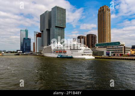 31. Mai 2019, Rotterdam, Niederlande, moderne architektonische Hochhäuser entlang des Flusses Nieuwe Maas im Hafen von Rotterdam Stockfoto