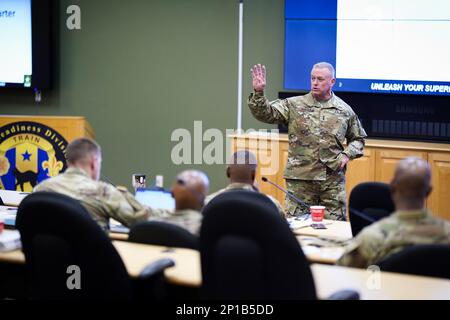 Generalmajor Bob Harter, kommandierender General der 81. Readiness Division, gibt heute während des Reserve Recruiting Partnership Council (R2PC), der vom Columbia Recruiting Battalion im 81. RD-Hauptsitz ausgerichtet wurde, einleitende Bemerkungen. Ziel der Veranstaltung R2PC war es, einen Kommunikationsweg zwischen den Mitarbeitern des Columbia Recruiting Battalion, den Befehlshabern der Army Reserve Unit, der Army Reserve Careers Group und anderen aufzubauen. An alle Einheiten, Kommandosergeants Major, erste Sergeants, Ausbildungsoffiziere und Verwalter der Einheit innerhalb des Columbia Recruiting Battalion W. Stockfoto